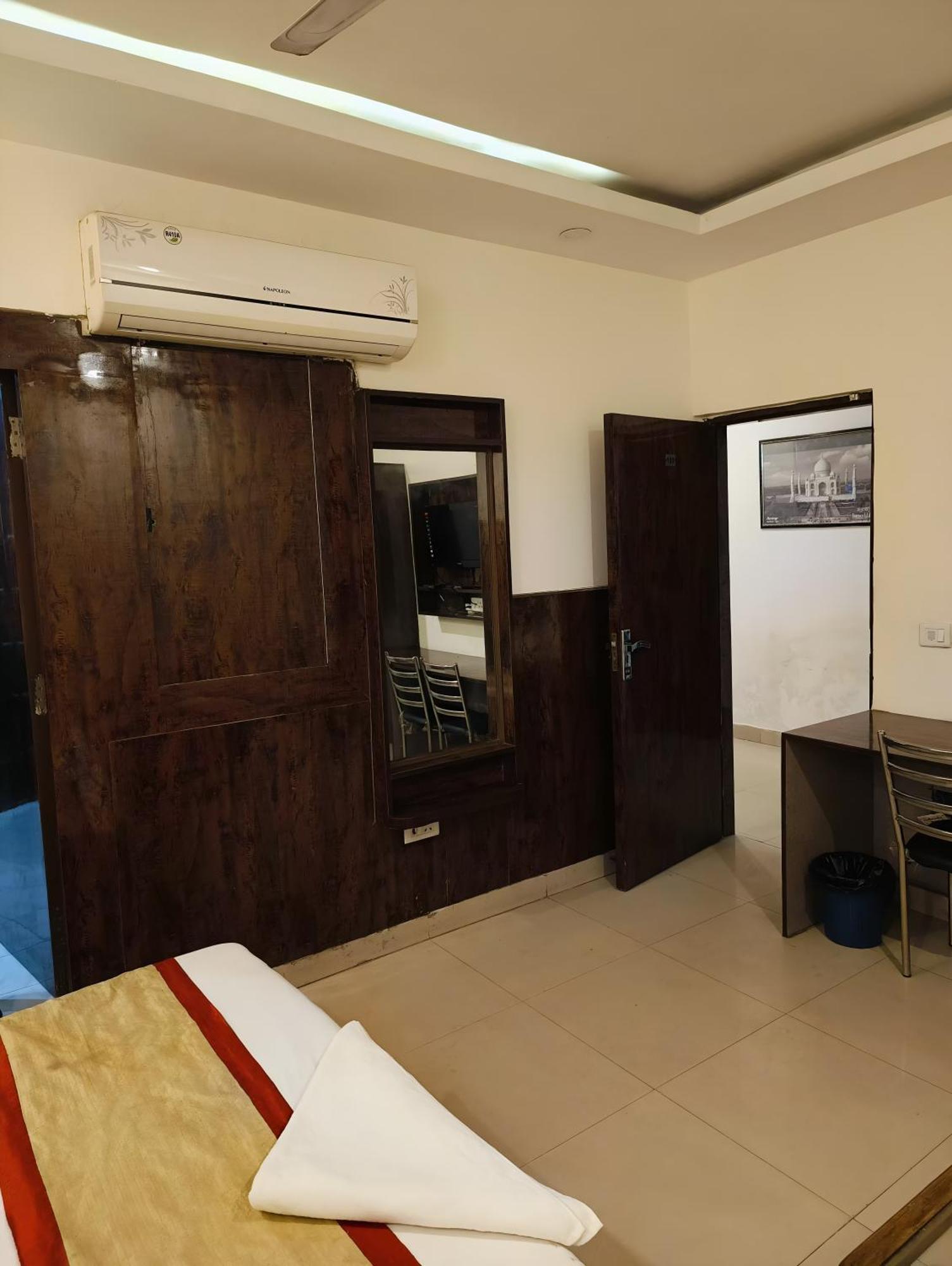 Airport Samara Inn Nueva Delhi Exterior foto